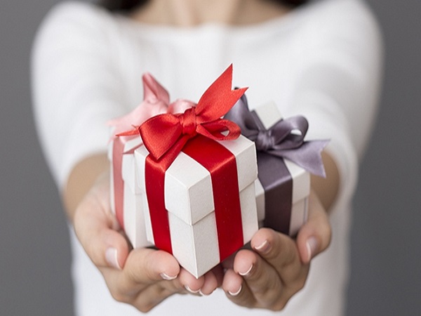 Chiêm bao được tặng quà nên đánh lô đề con bao nhiêu?