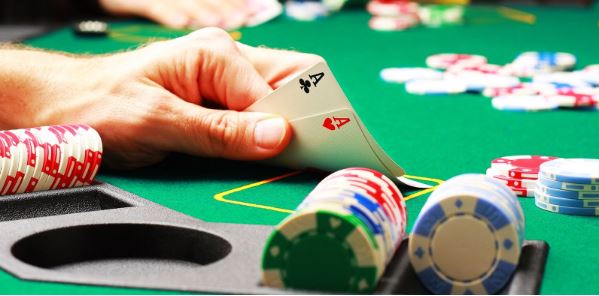 Tiến hành so điểm trong Poker để tìm ra người thắng cuộc