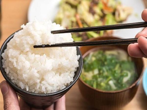 Giải mã giấc mơ thấy ăn cơm là điềm gì?