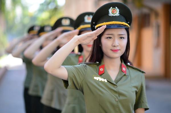 nhìn thấy công an