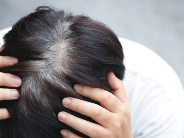 Giải mã giấc mơ thấy người khác nhổ tóc bạc