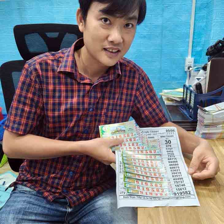 Nam công nhân trúng 14 tờ vé số khi về quê Đắk Lắk