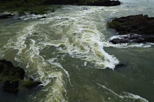 Chiêm bao thấy nước chảy xiết màu đục hoặc bẩn