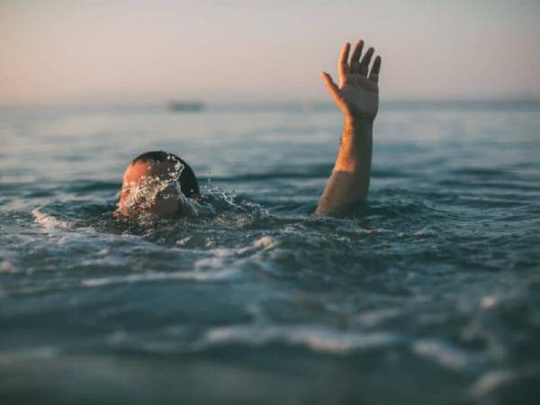 Nằm mơ thấy rơi xuống nước là điềm tốt hay xấu, số gì may?