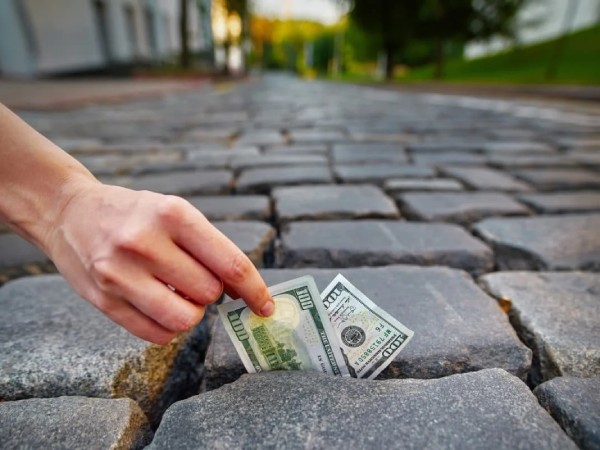 Nằm mơ thấy nhặt được tiền có số mấy phát tài phát lộc