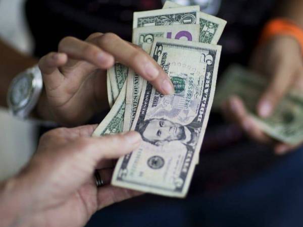 Nằm mơ thấy người lạ cho tiền là điềm báo gì, số gì hên?