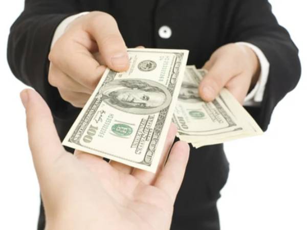 Chiêm bao thấy người lạ cho tiền giả